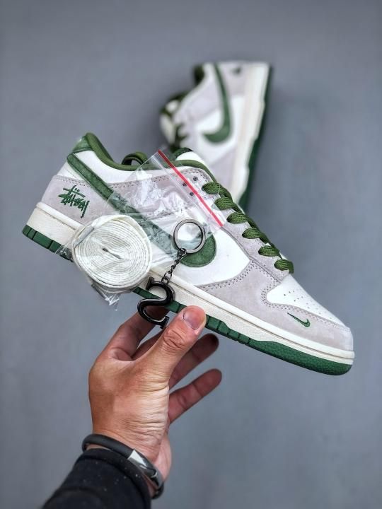 NIKKE SB DUNK X STUSSY WHITE ARMY GREEN SUEDE