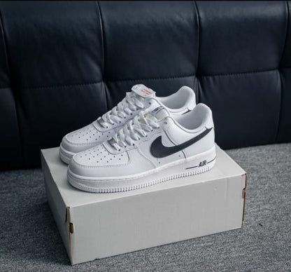 NIKKE AIRFORCE 1 LOW WHITE BLACK SWOOSH