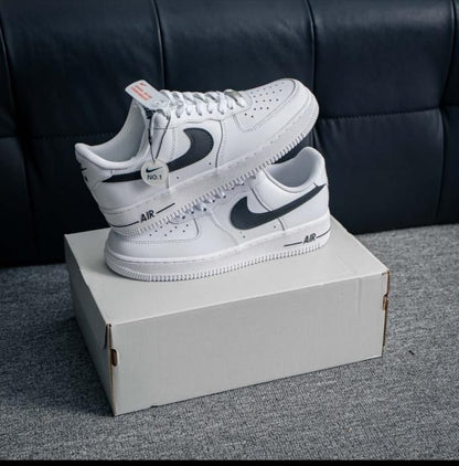 NIKKE AIRFORCE 1 LOW WHITE BLACK SWOOSH
