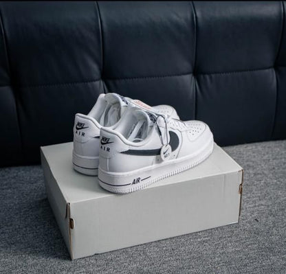 NIKKE AIRFORCE 1 LOW WHITE BLACK SWOOSH
