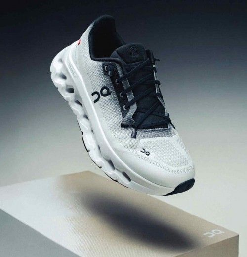 ON CLOUD Running TILT 2 0 BLACK IVORY