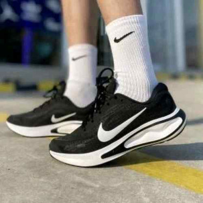 Nikkee Journey Run White Black