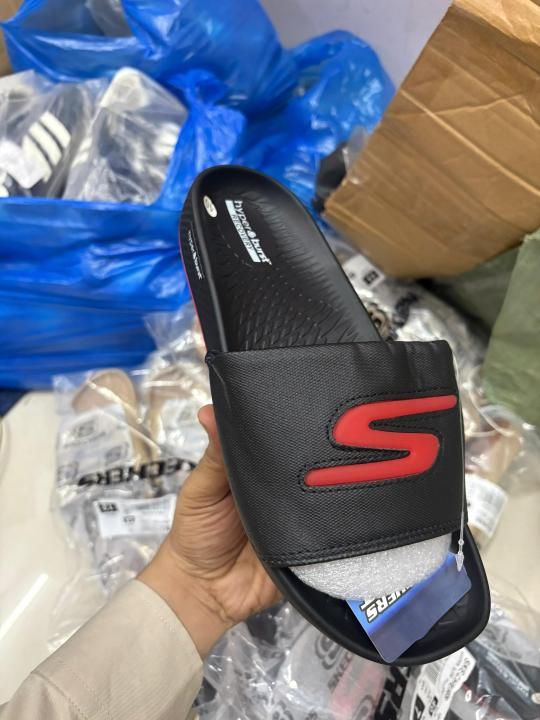 Skcherrs hyper burst go recovery black red