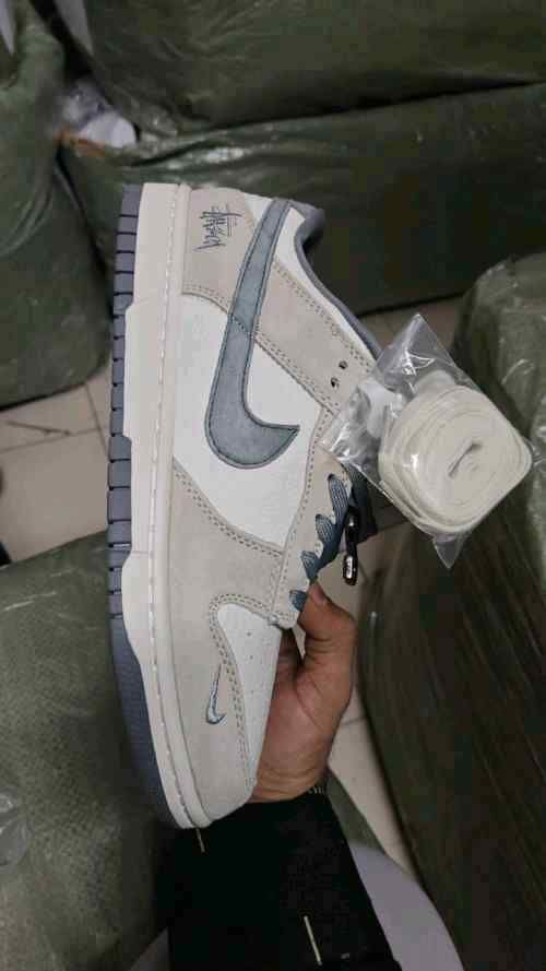 nikkee sb dunk low x stussy rice white carbon