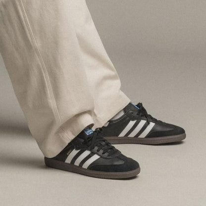 Adidaass samba black white