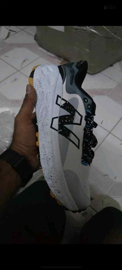 New Balanc e Fresh Foam X More Trail v2 White Grey
