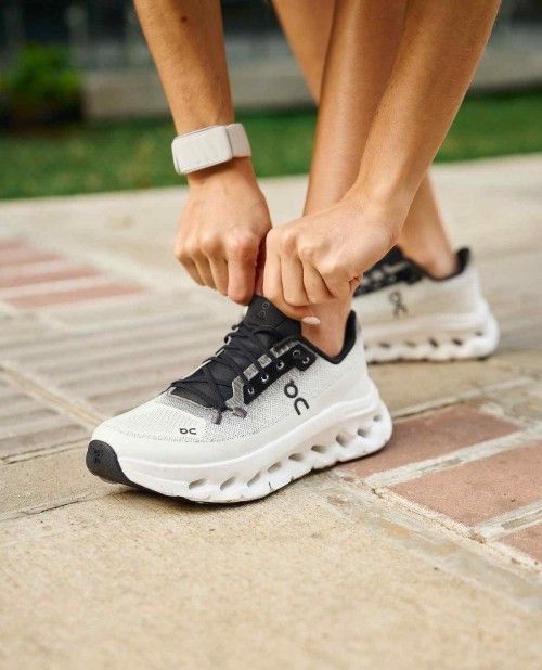 ON CLOUD Running TILT 2 0 BLACK IVORY