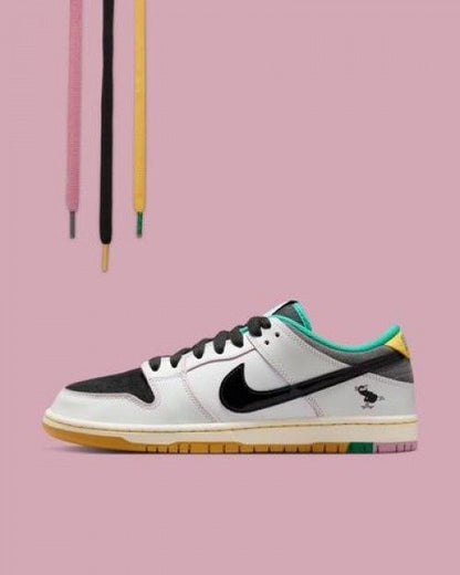 Nik sb dunk low pro x csef white and black