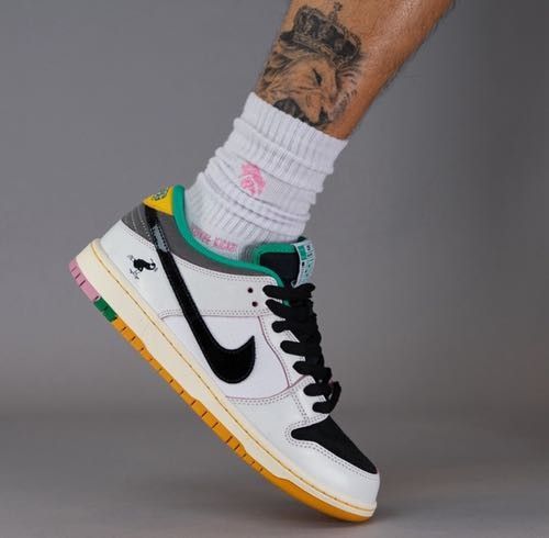 Nik sb dunk low pro x csef white and black