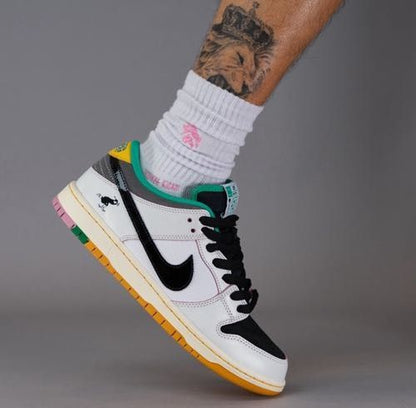 Nik sb dunk low pro x csef white and black