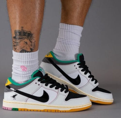 Nik sb dunk low pro x csef white and black