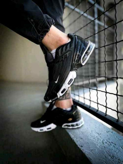 NIKkEE AIRMAX PLUS 3 TN BLACK WHITE