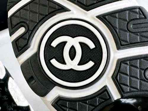 CHANEEL CC EMBOSSED LOGO WHITE BLACK SUEDE