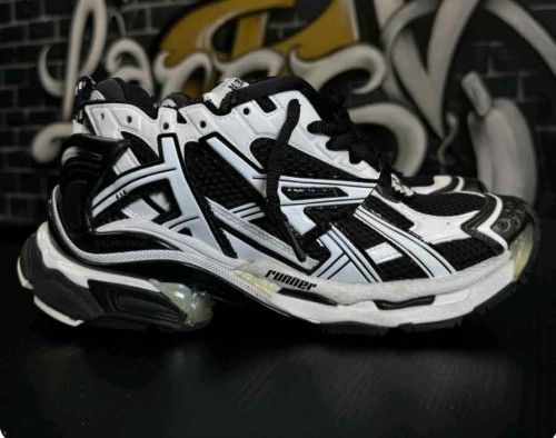 BALENCIAGA RUNNER 4 BLACK WHITE