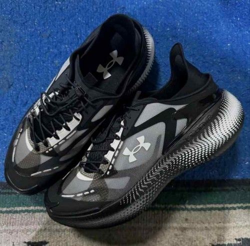 UA. ECHO SLIPSPEED BLACK WHITE