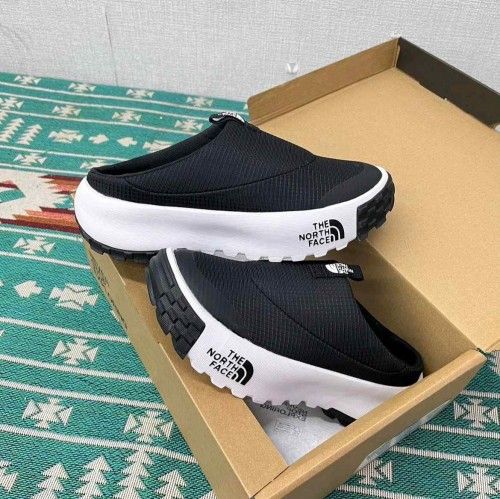 THE NORTH. FACE. NEVER STOP MULE BLACK WHITE