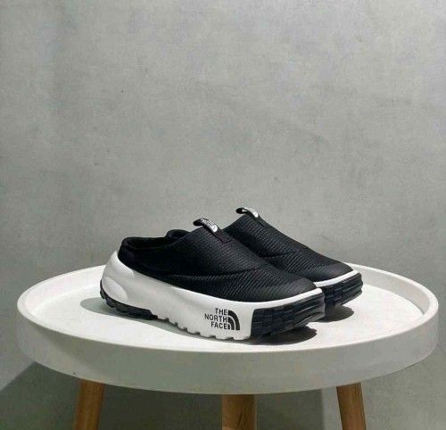 THE NORTH. FACE. NEVER STOP MULE BLACK WHITE