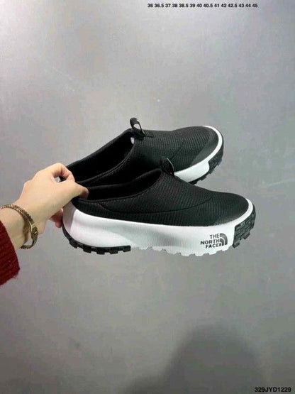 THE NORTH. FACE. NEVER STOP MULE BLACK WHITE