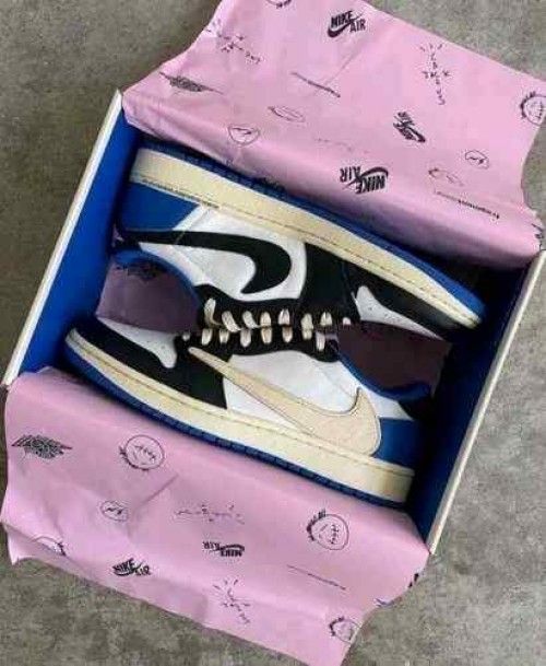 AIR JORDAN RETRO 1 TRAVIS SCOTT FRAGMENT