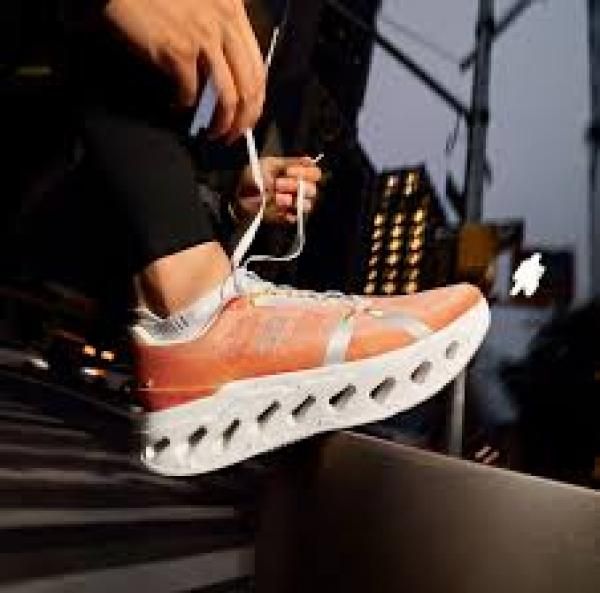 On running Cloudsurfer Orange SALE