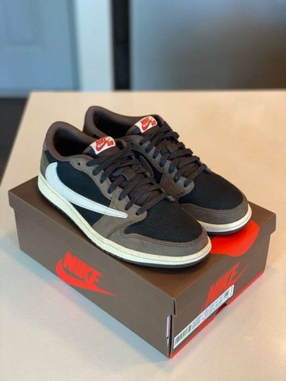 NIK_E AIR JORDAN RETRO 1 LOW X TRAVIS SCOTT MOCHA SEMI UA