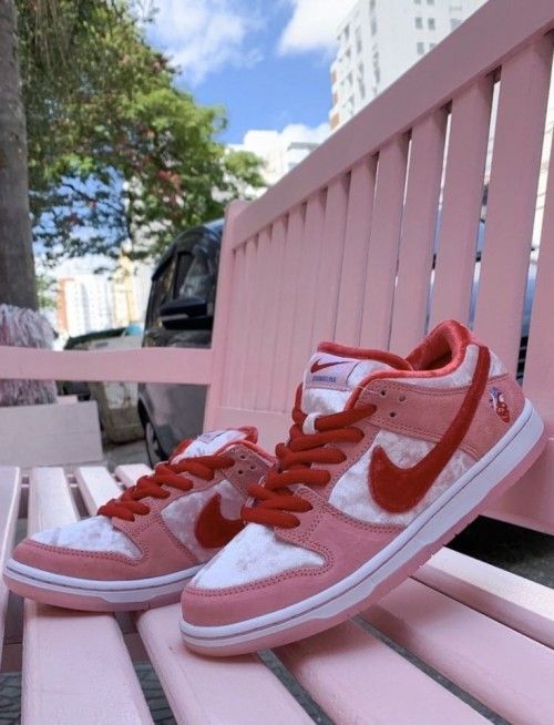 NIIKE SB DUNK LOW STRANGE LOVE