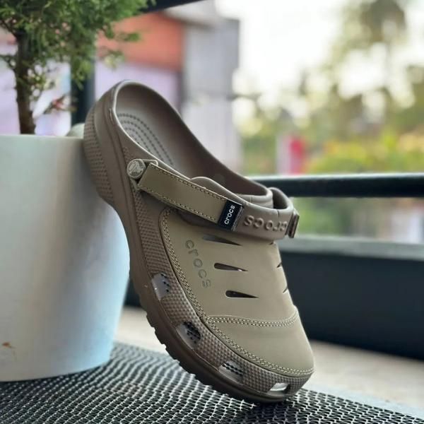 croc Yukoon Clogs Beige