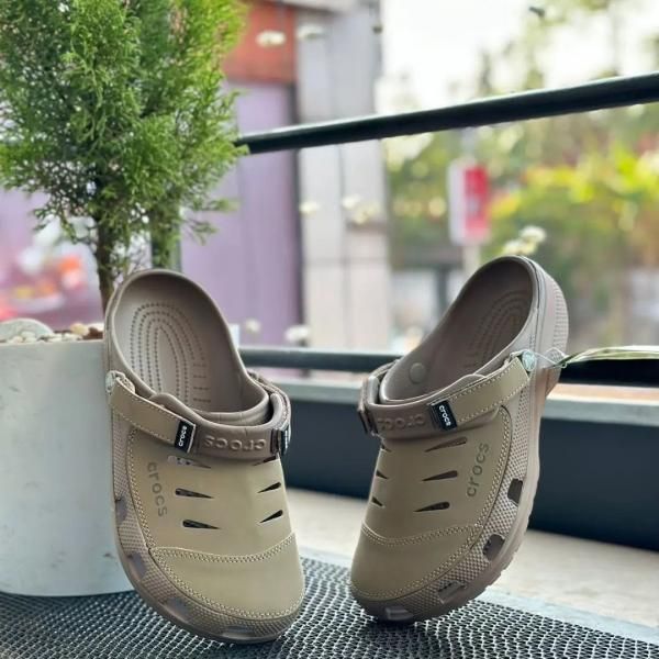 croc Yukoon Clogs Beige