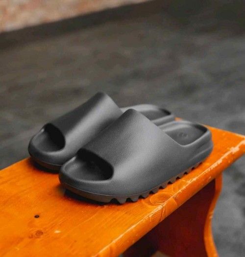 ADDIDAS YEEZY SLIDES ONYX SEMI UA