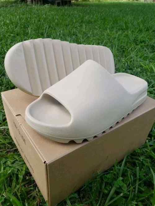 ADDIDAS YEEZY SLIDES BONE SEMI UA