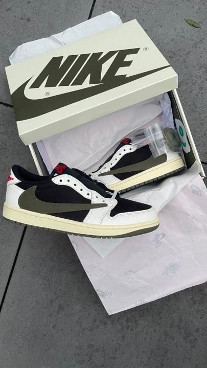NIKKE AIR JORDAN 1 LOW X TRAVIS SCOTT OLIVE SEMI UA