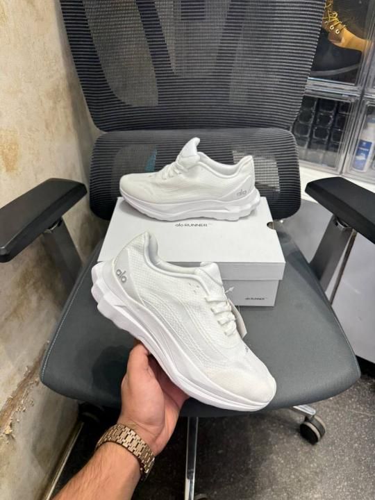 ALO YOGA RUNNER TRIPLE WHITE