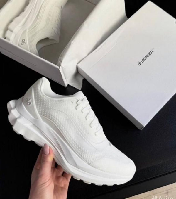 ALO YOGA RUNNER TRIPLE WHITE