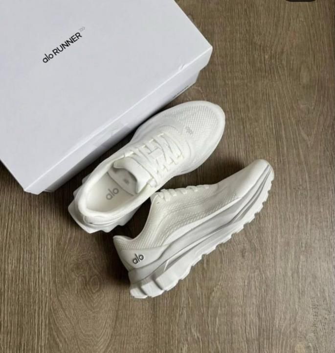 ALO YOGA RUNNER TRIPLE WHITE