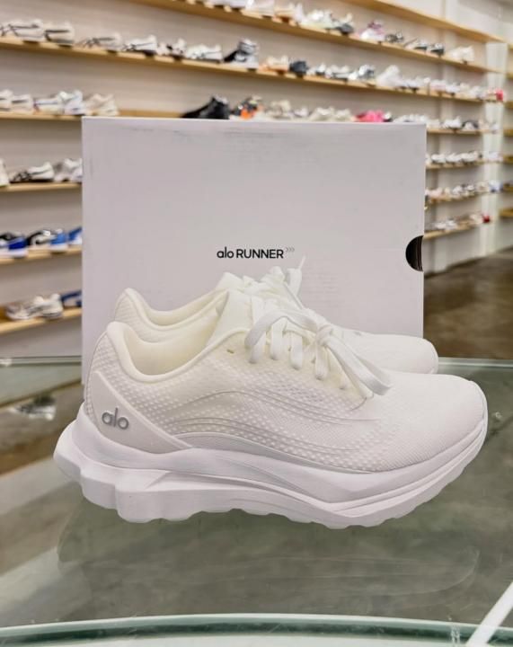 ALO YOGA RUNNER TRIPLE WHITE