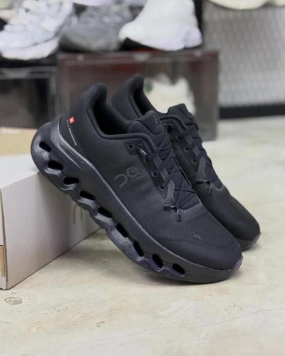 ON CLOUDTILT running ECLIPSE ALL BLACK
