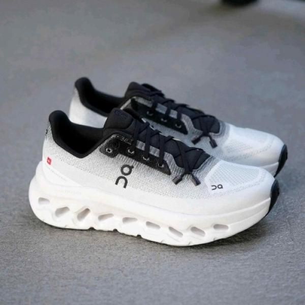 ON CLOUD Running TILT 2 0 BLACK IVORY