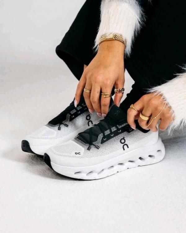 ON CLOUD Running TILT 2 0 BLACK IVORY