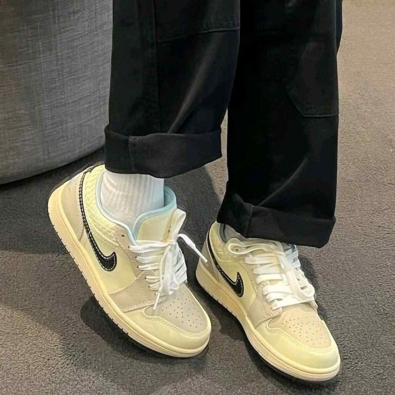 Nikkee jordan retro 1low se sanddrift glacier blue