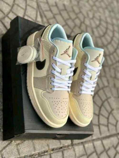 Nikkee jordan retro 1low se sanddrift glacier blue