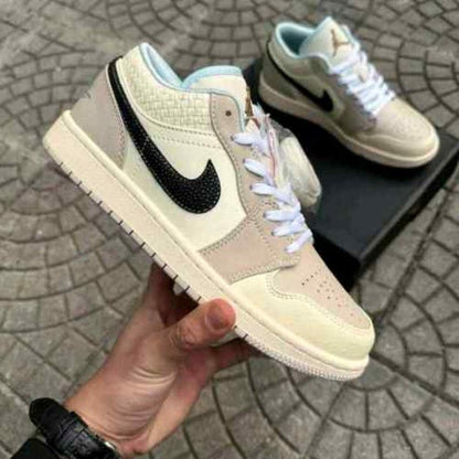 Nikkee jordan retro 1low se sanddrift glacier blue