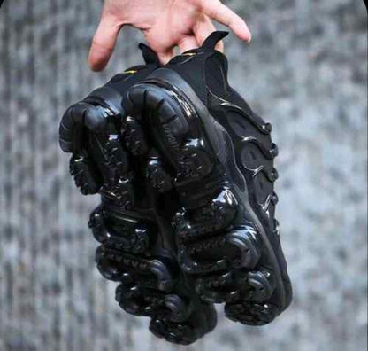 nikkee  air vapormax plus  TRIPLE BLACK