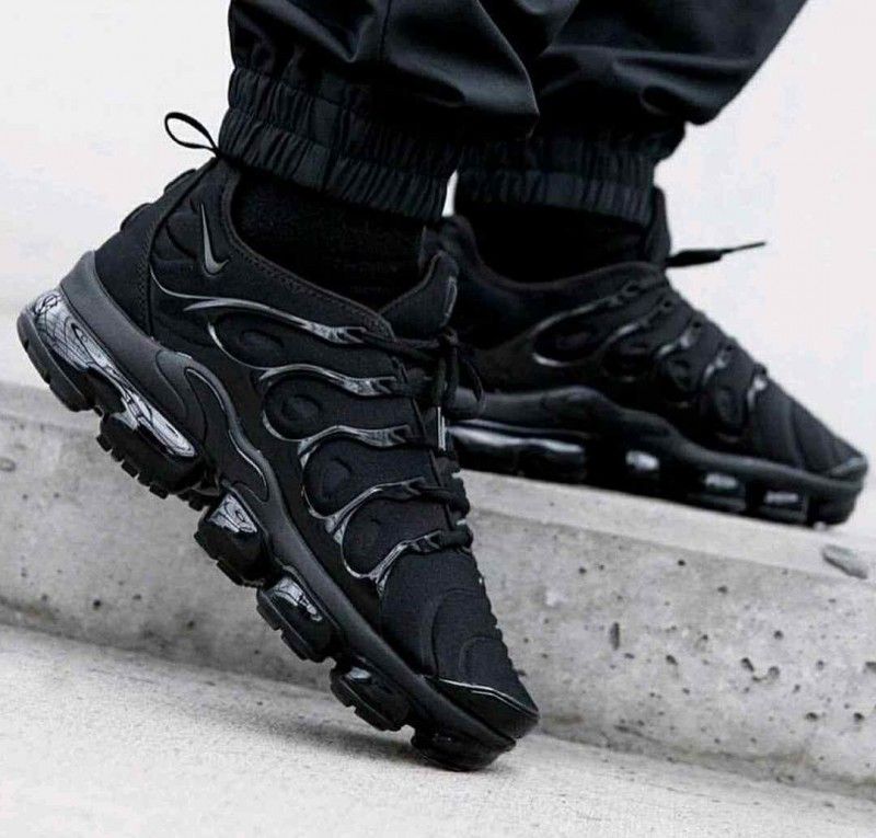 nikkee  air vapormax plus  TRIPLE BLACK