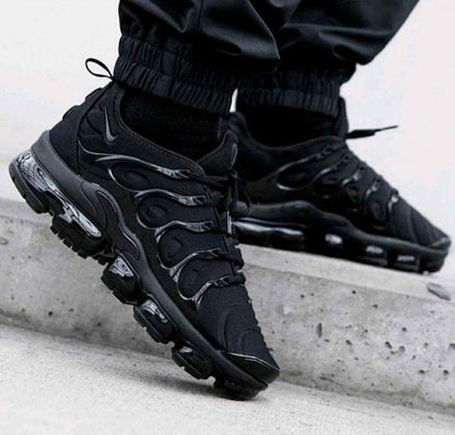 nikkee  air vapormax plus  TRIPLE BLACK