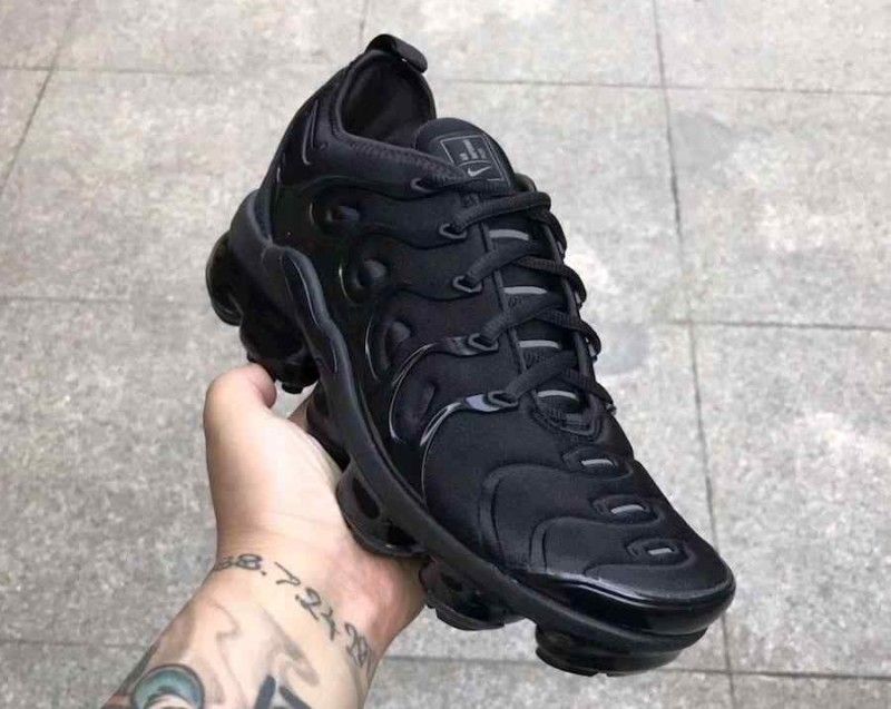nikkee  air vapormax plus  TRIPLE BLACK