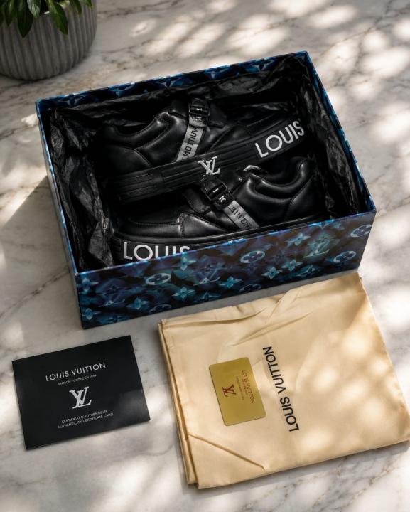 Louiis Vuiitton LV Logo Sneaker Black White 2026