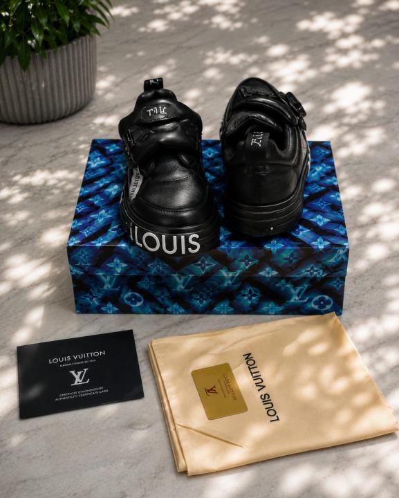 Louiis Vuiitton LV Logo Sneaker Black White 2026