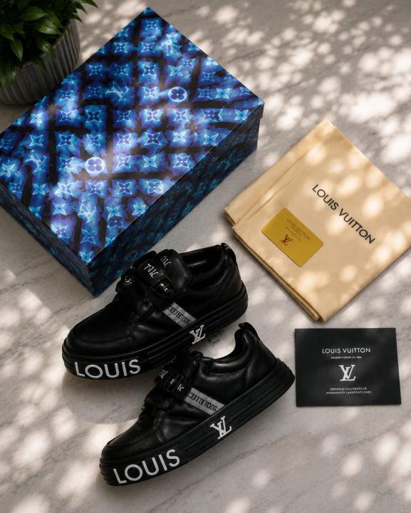 Louiis Vuiitton LV Logo Sneaker Black White 2026