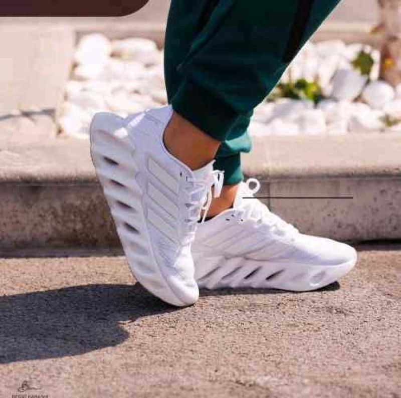 adiddass switch fwd WHITE
