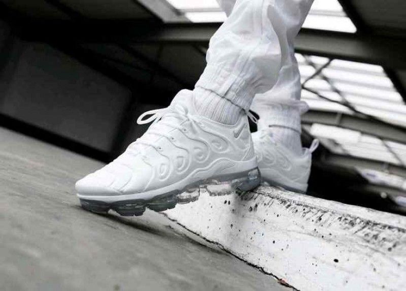 Nikkee Vapormax Plus triple White